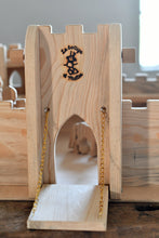 Carica l'immagine nel visualizzatore di Gallery, Castello dei cavalieri